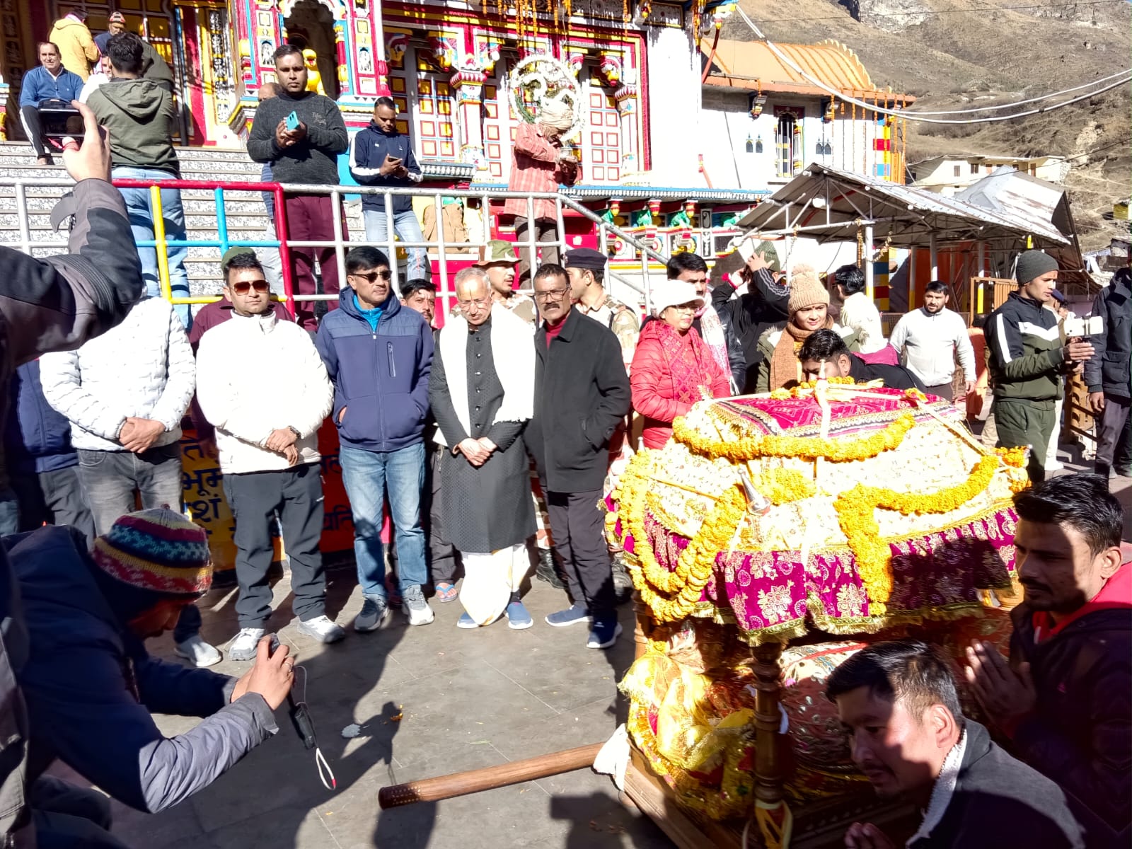 बद्रीनाथ धाम से निकलती उद्धव जी, कुबेर जी एवं आदिगुरु शंकराचार्य की गद्दी। बद्रीनाथ धाम से निकलती उद्धव जी, कुबेर जी एवं आदिगुरु शंकराचार्य की गद्दी।