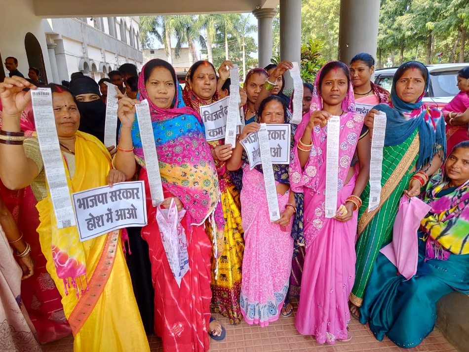 बिजली बिल लेकर स्मार्ट मीटर का विरोध करते हुए महिला उपभोक्ता। बिजली बिल लेकर स्मार्ट मीटर का विरोध करते हुए महिला उपभोक्ता।