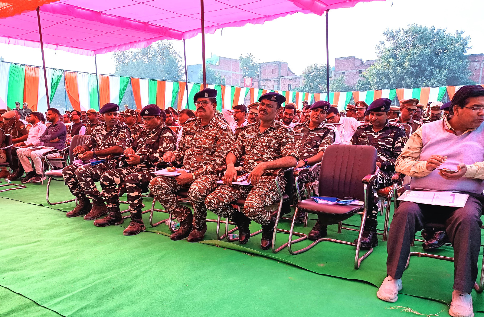 मझवां विधानसभा उप चुनाव में ब्रीफिंग में पुलिस अफसर और अर्धसैनिक बल मझवां विधानसभा उप चुनाव में ब्रीफिंग में पुलिस अफसर और अर्धसैनिक बल