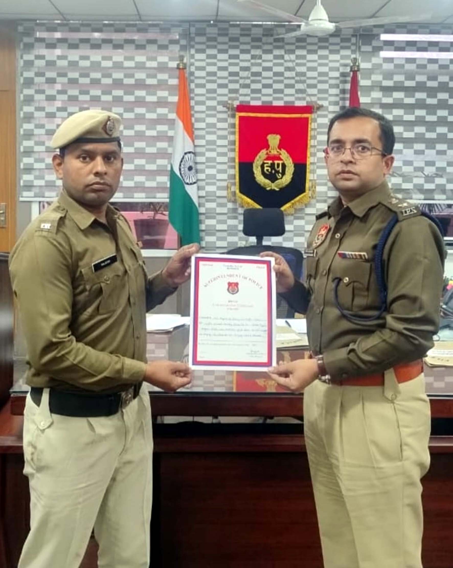होमगार्ड जवान राजेश को सम्मानित करते पुलिस अधीक्षक शशांक कुमार सावन। होमगार्ड जवान राजेश को सम्मानित करते पुलिस अधीक्षक शशांक कुमार सावन।