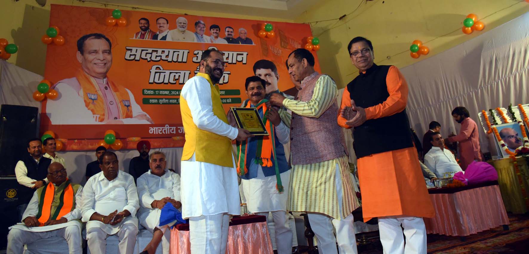 वैभव बिदानी को सम्मानित करते प्रदेश अध्यक्ष मोहनलाल बड़ौली। वैभव बिदानी को सम्मानित करते प्रदेश अध्यक्ष मोहनलाल बड़ौली।