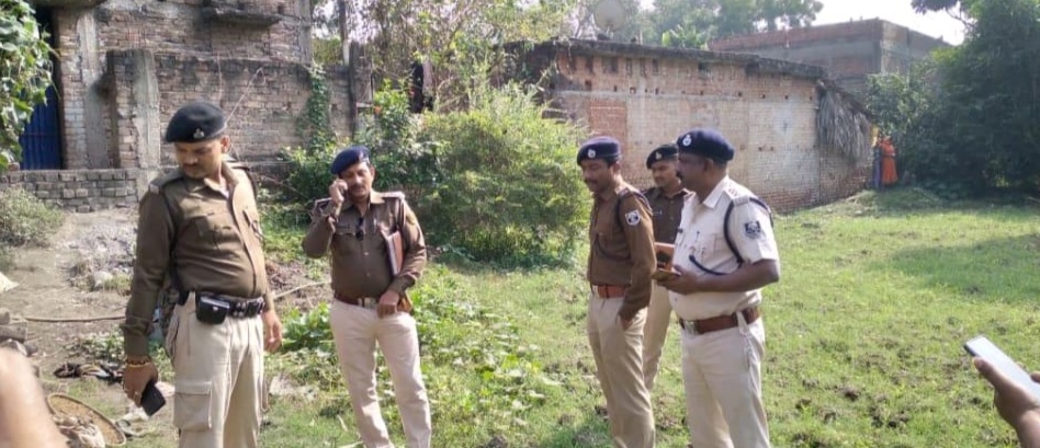 छानबीन करती पुलिस छानबीन करती पुलिस