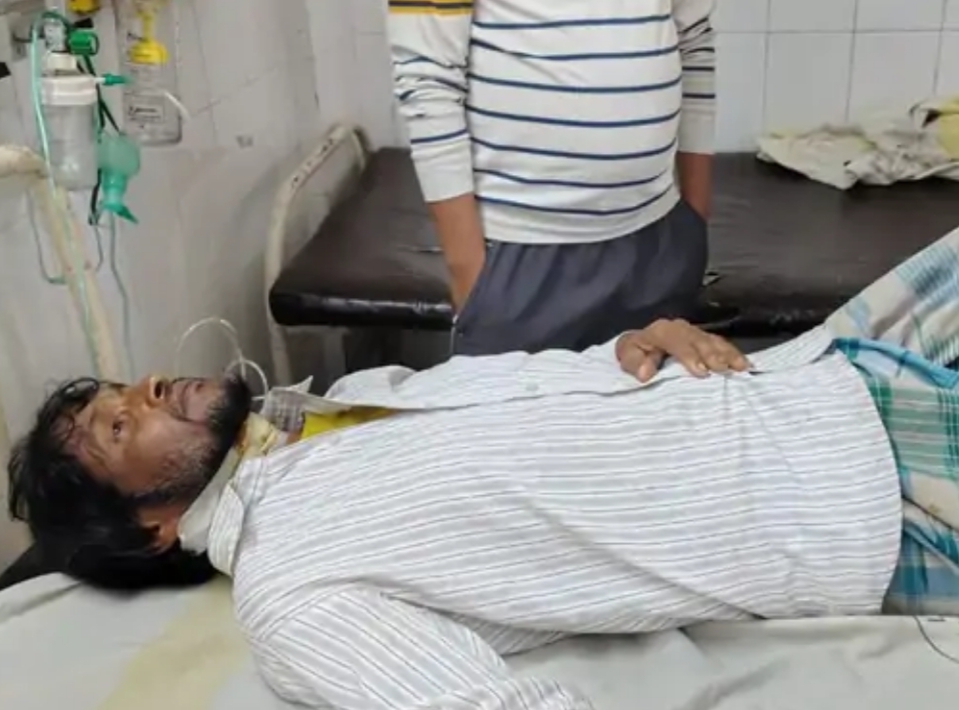 घर में सो रहे व्यक्ति का गला रेत किया घायल घर में सो रहे व्यक्ति का गला रेत किया घायल