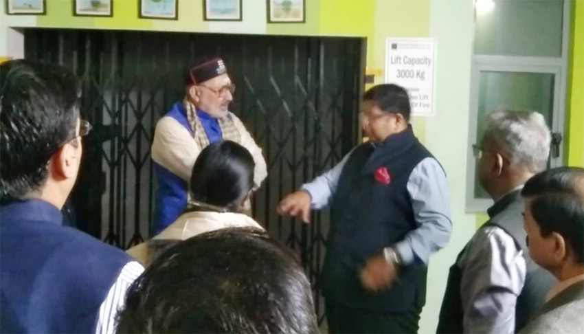 18 Snp-3 सोनीपत: केंद्रीय कपड़ा मंत्री गिरिराज सिंह महाजन ओवरसीज कंपनी की कार्यप्रणाली के बारे में जानकारी लेते हुए। 18 Snp-3 सोनीपत: केंद्रीय कपड़ा मंत्री गिरिराज सिंह महाजन ओवरसीज कंपनी की कार्यप्रणाली के बारे में जानकारी लेते हुए।