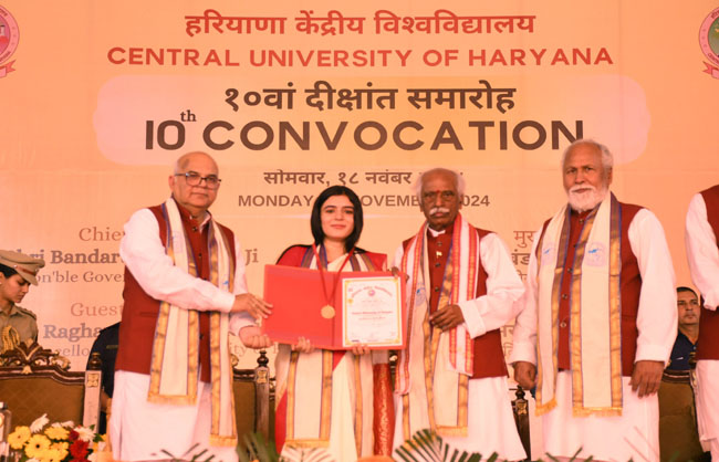 विद्यार्थियों को डिग्री देते हुए हरियाणा के राज्यपाल माननीय बंडारु दत्तात्रेय विद्यार्थियों को डिग्री देते हुए हरियाणा के राज्यपाल माननीय बंडारु दत्तात्रेय