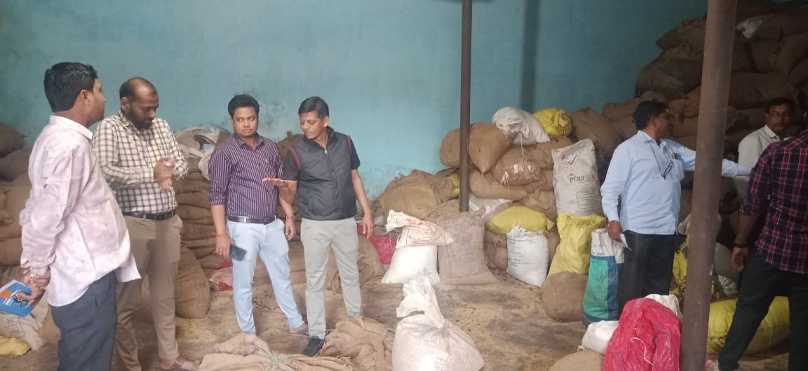 प्रशासन की टीम नगरी क्षेत्र में छापेमारी कर अवैध धान पर कार्रवाई करते हुए। प्रशासन की टीम नगरी क्षेत्र में छापेमारी कर अवैध धान पर कार्रवाई करते हुए।