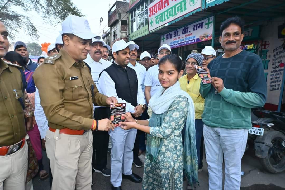 युवा मतदाता को आमंत्रित करते अधिकारी