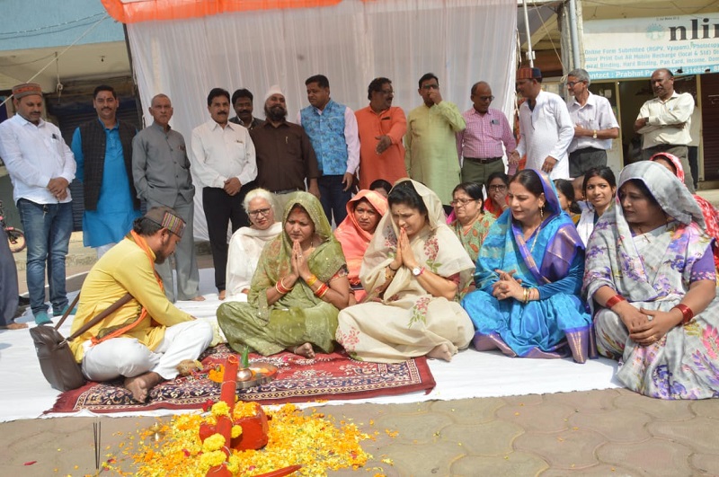 विभिन्न विकास कार्यों का भूमिपूजन करते हुए राज्यमंत्री कृष्णा गौर विभिन्न विकास कार्यों का भूमिपूजन करते हुए राज्यमंत्री कृष्णा गौर