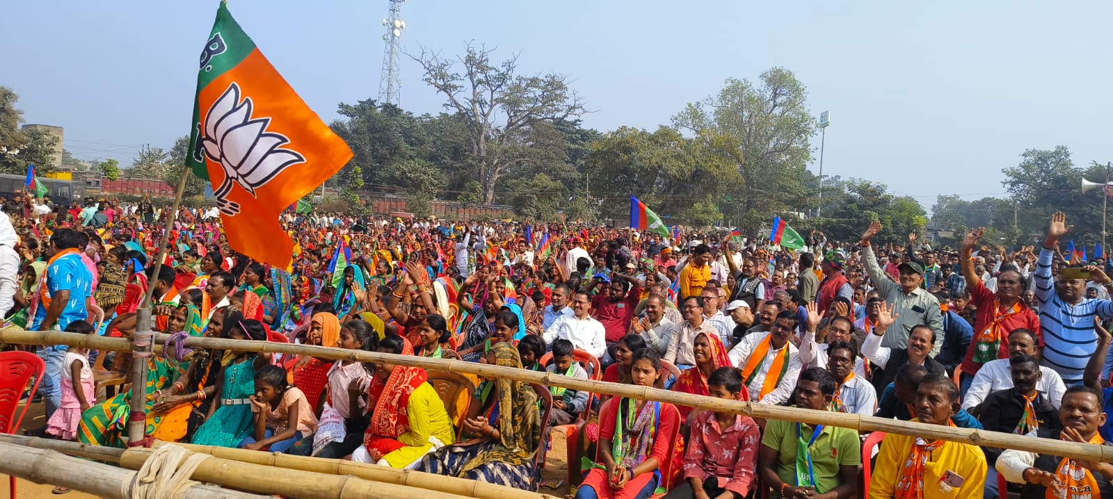 जनसभा में उमड़ी भीड़ जनसभा में उमड़ी भीड़