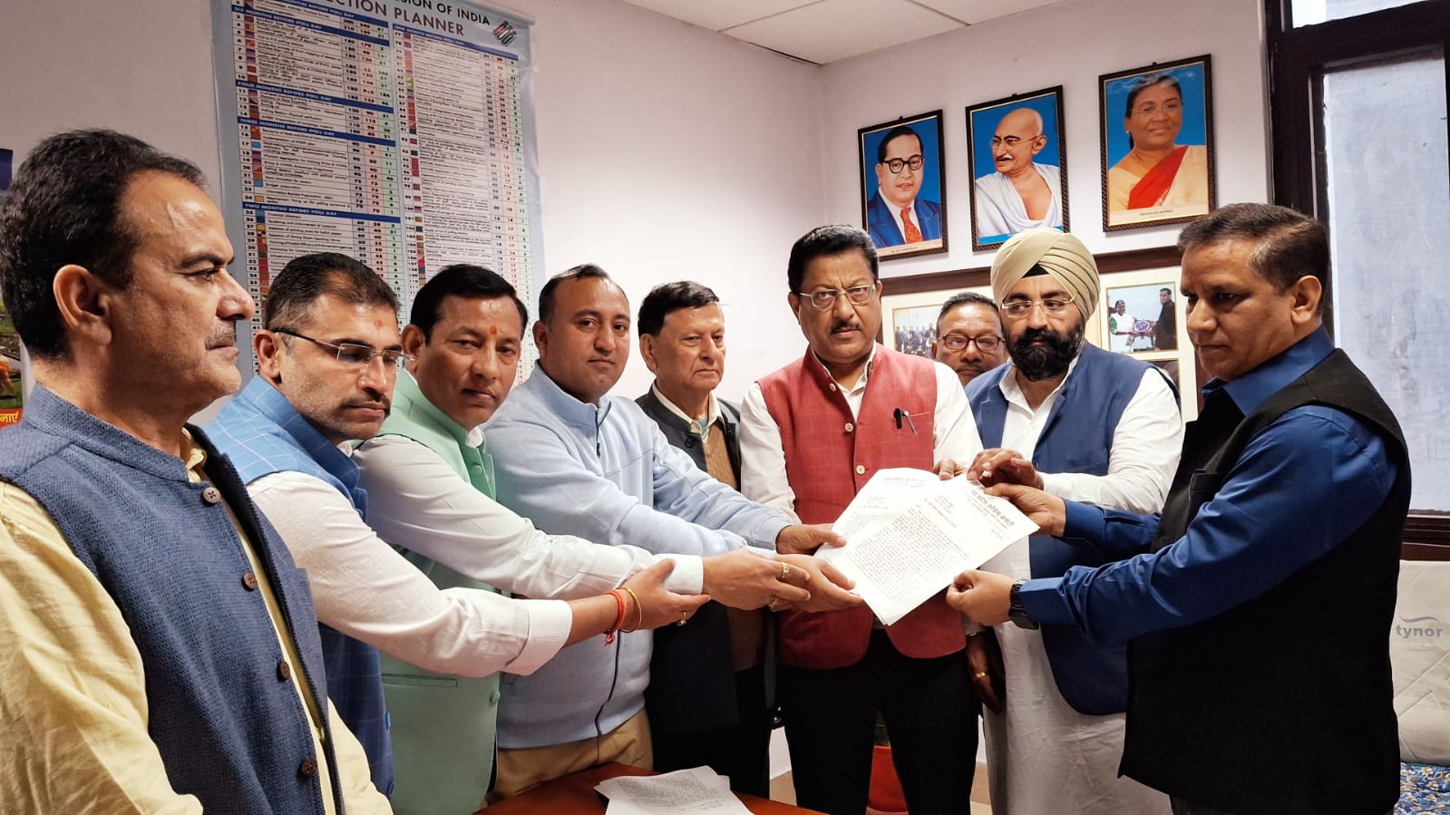 कांग्रेस प्रतिनिधि मंडल सहायक मुख्य निर्वाचन अधिकारी से सचिवालय में मिलकर ज्ञापन सौंपते हुए। कांग्रेस प्रतिनिधि मंडल सहायक मुख्य निर्वाचन अधिकारी से सचिवालय में मिलकर ज्ञापन सौंपते हुए।