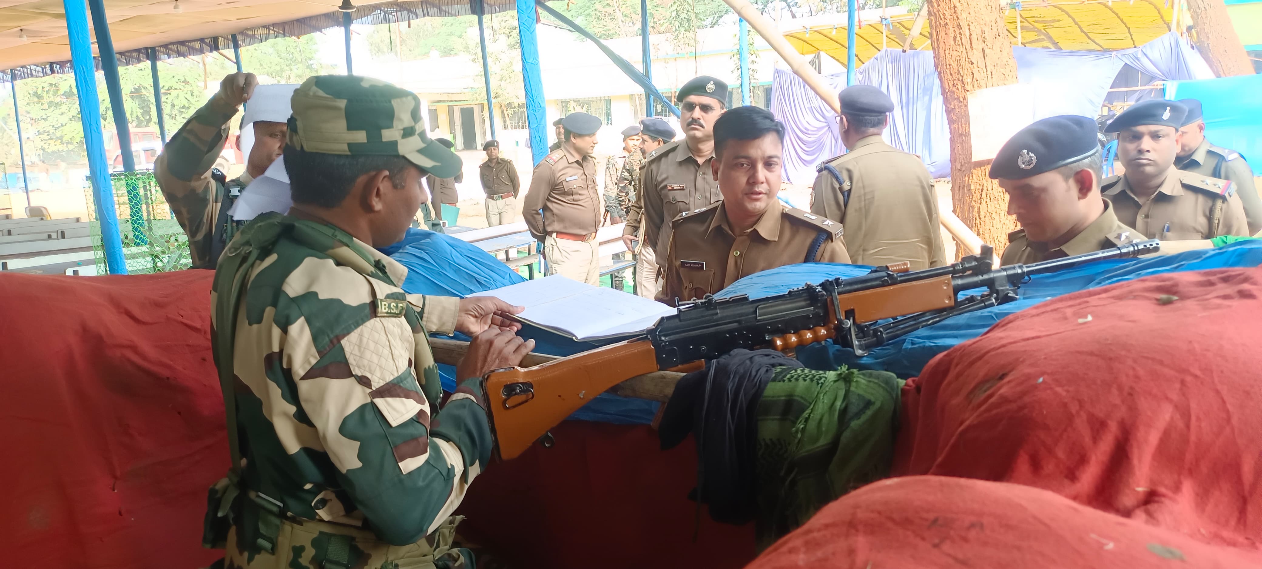 जवानों को दिशा निर्देश देते अधिकारी जवानों को दिशा निर्देश देते अधिकारी