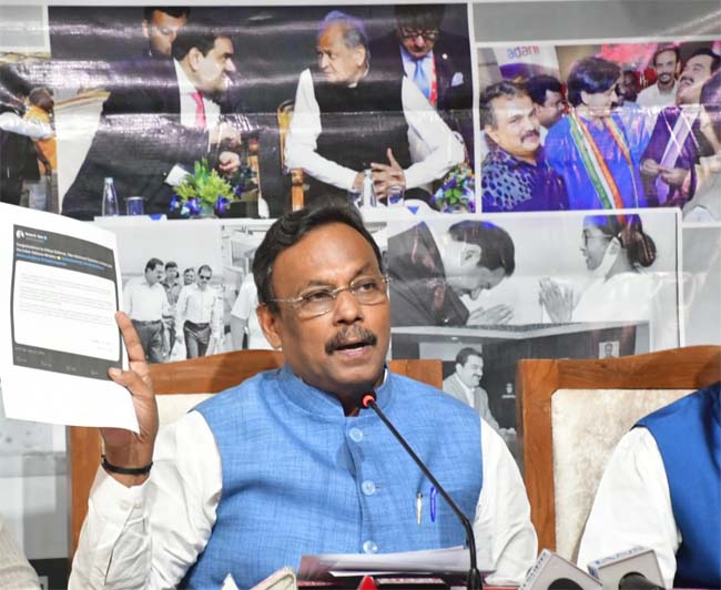 राहुल गांधी नहीं चाहते गरीब धारावीवासियों को पक्के मकान मिलें : विनोद तावड़े राहुल गांधी नहीं चाहते गरीब धारावीवासियों को पक्के मकान मिलें : विनोद तावड़े
