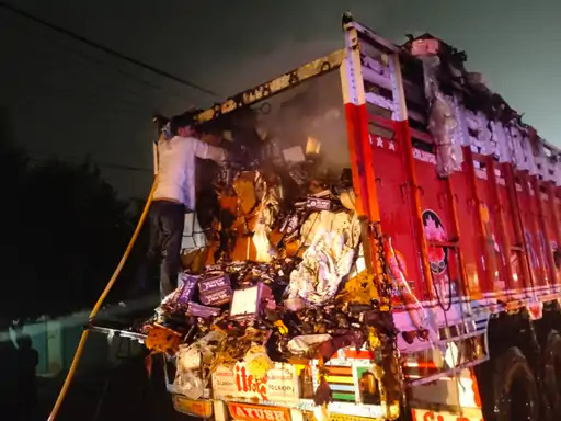 Fire in truck on National Highway in Palwal, fire brigade extinguished Fire in truck on National Highway in Palwal, fire brigade extinguished