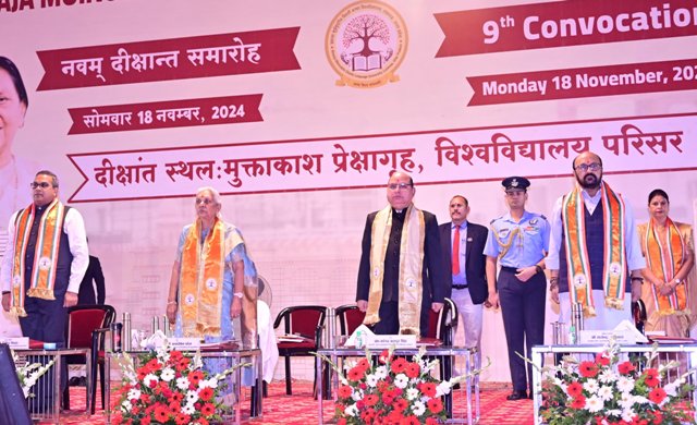 भाषा विश्वविद्यालय के दीक्षांत समारोह में राज्यपाल और उच्च शिक्षा मंत्री भाषा विश्वविद्यालय के दीक्षांत समारोह में राज्यपाल और उच्च शिक्षा मंत्री