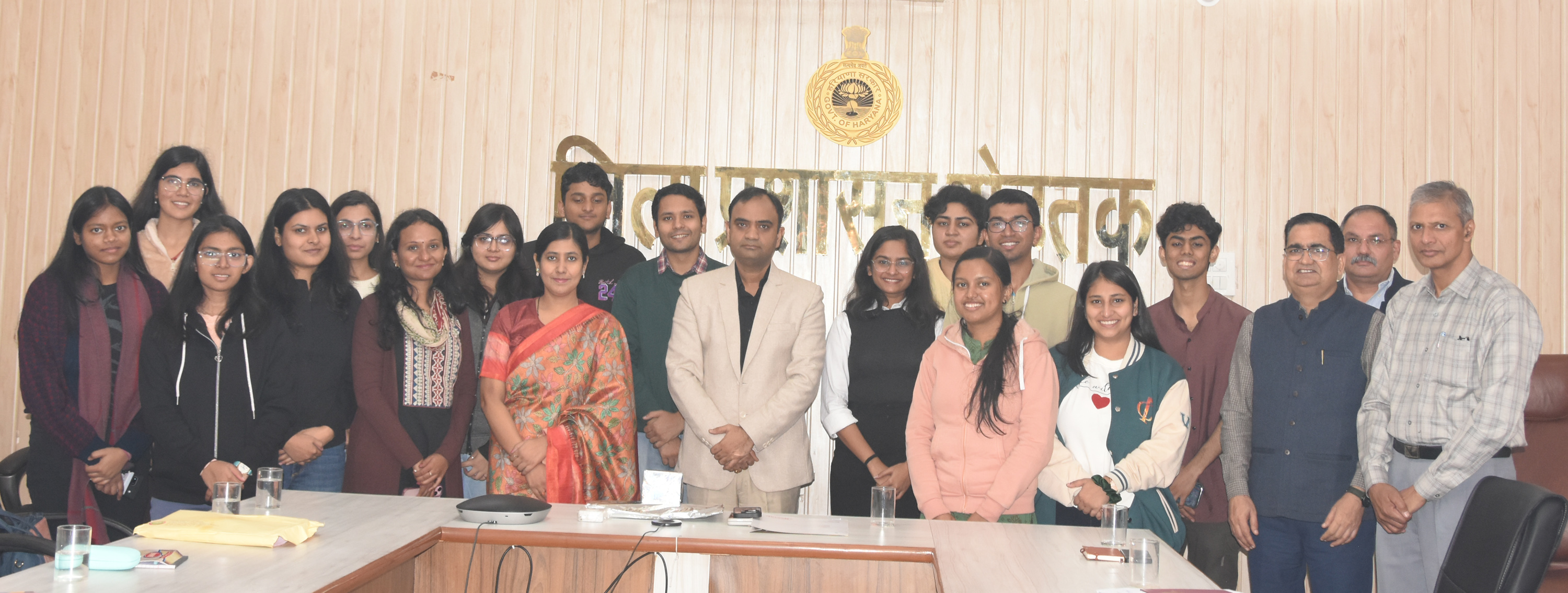 फोटो कैप्शन 18आरटीके2 : आईआईएम रोहतक के विद्यार्थियों के दल के साथ उपायुक्त धीरेन्द्र धीरेंद्र खडगटा ------ फोटो कैप्शन 18आरटीके2 : आईआईएम रोहतक के विद्यार्थियों के दल के साथ उपायुक्त धीरेन्द्र धीरेंद्र खडगटा ------