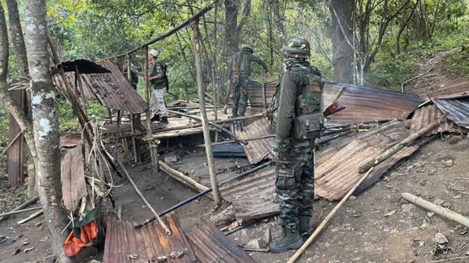 मणिपुर; उग्रवादियों के बंकर नष्ट करते सुरक्षा बल के जवान मणिपुर; उग्रवादियों के बंकर नष्ट करते सुरक्षा बल के जवान