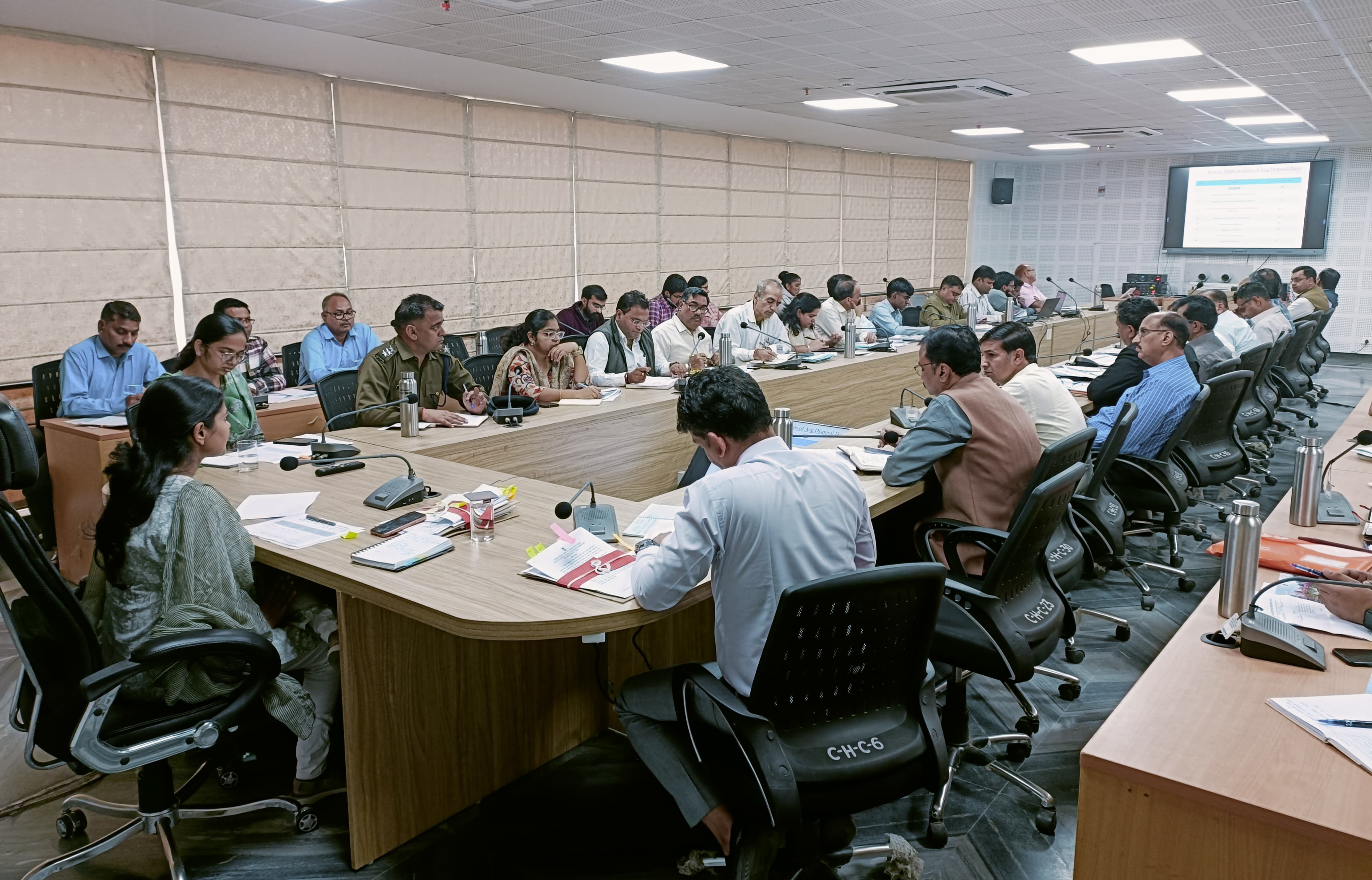 अलवर। अधिकारियो की बैठक लेती जिला कलेक्टर। अलवर। अधिकारियो की बैठक लेती जिला कलेक्टर।