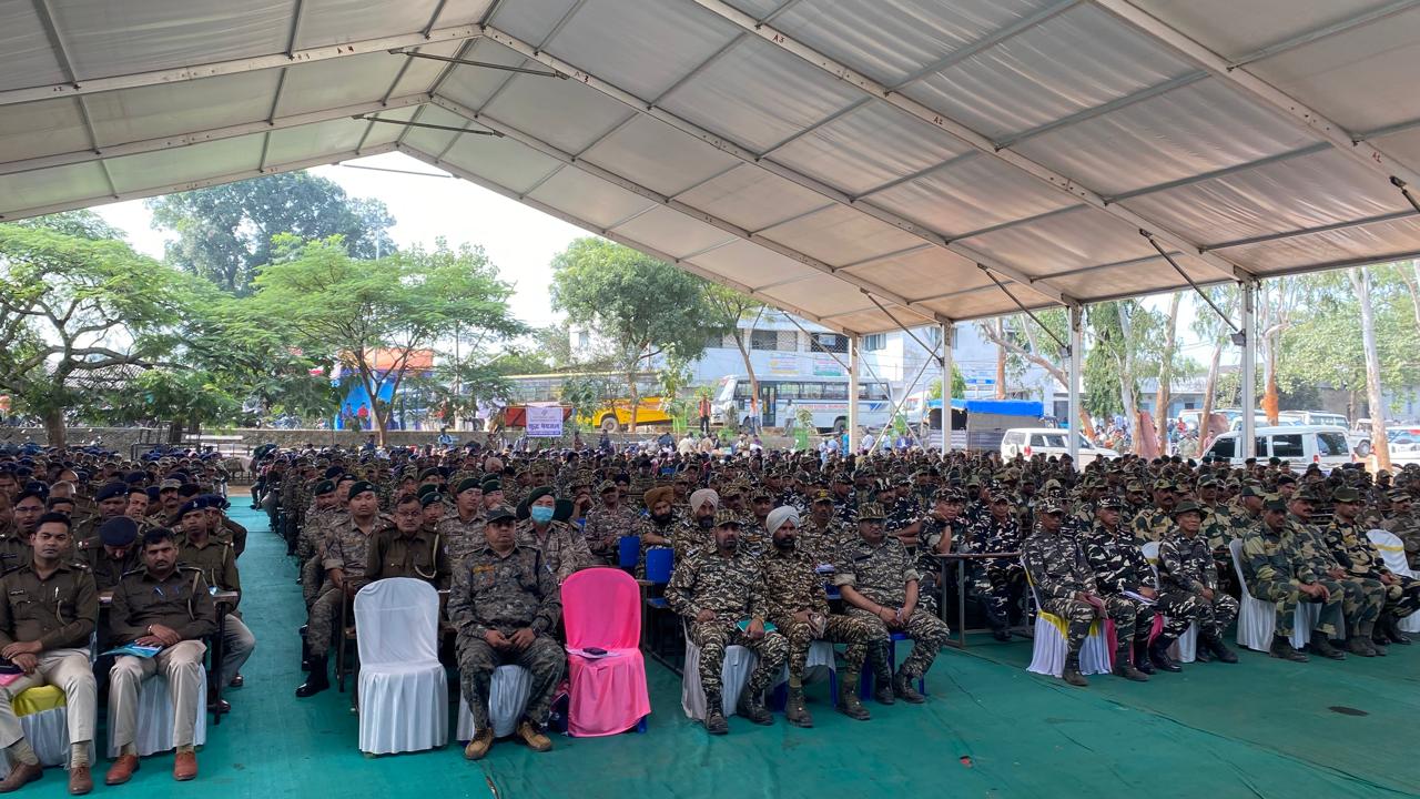 मीटिंग में शामिल पुलिस केजवान मीटिंग में शामिल पुलिस केजवान