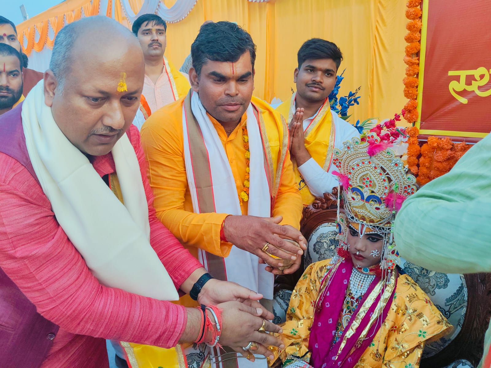 आजू तिलक चढ़े रघु नन्दन की ...... मंगलगीतों के साथ प्रभु श्रीराम के तिलक का लोकाचार संपन्न आजू तिलक चढ़े रघु नन्दन की ...... मंगलगीतों के साथ प्रभु श्रीराम के तिलक का लोकाचार संपन्न