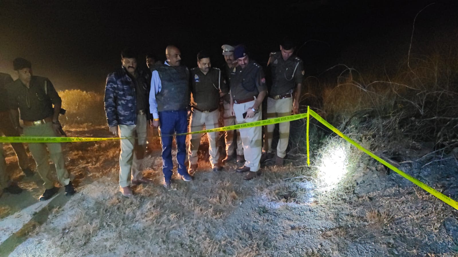 पुलिस की गिरफ्त में मुठभेड़़ में घायल लुटेरा पुलिस की गिरफ्त में मुठभेड़़ में घायल लुटेरा
