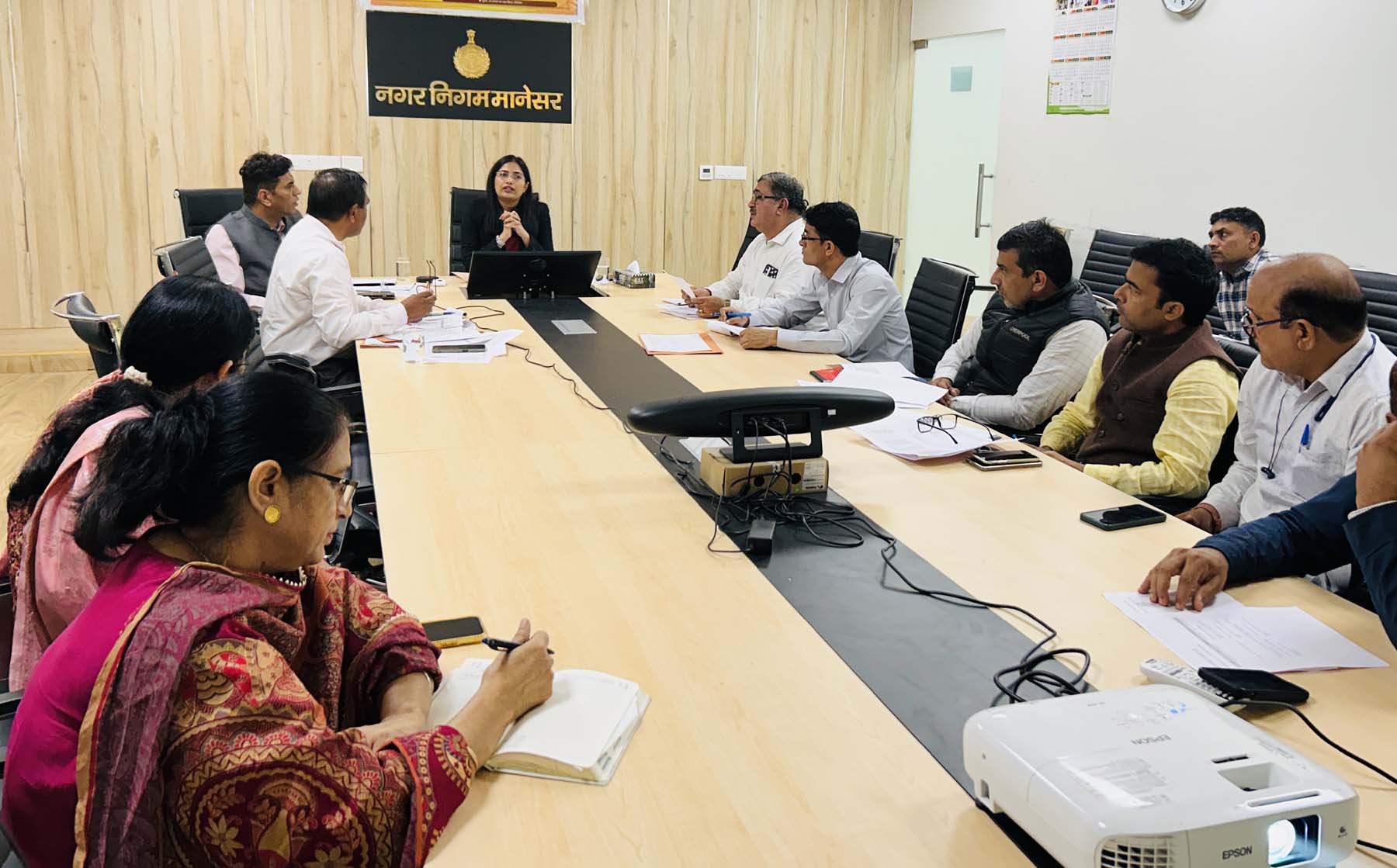 फोटो नंबर-04: मानेसर नगर निगम में पीएम स्वनिधि भी सम्मान भी पखवाड़े के तहत बैठक लेतीं निगमायुक्त रेनू सोगन। फोटो नंबर-04: मानेसर नगर निगम में पीएम स्वनिधि भी सम्मान भी पखवाड़े के तहत बैठक लेतीं निगमायुक्त रेनू सोगन।