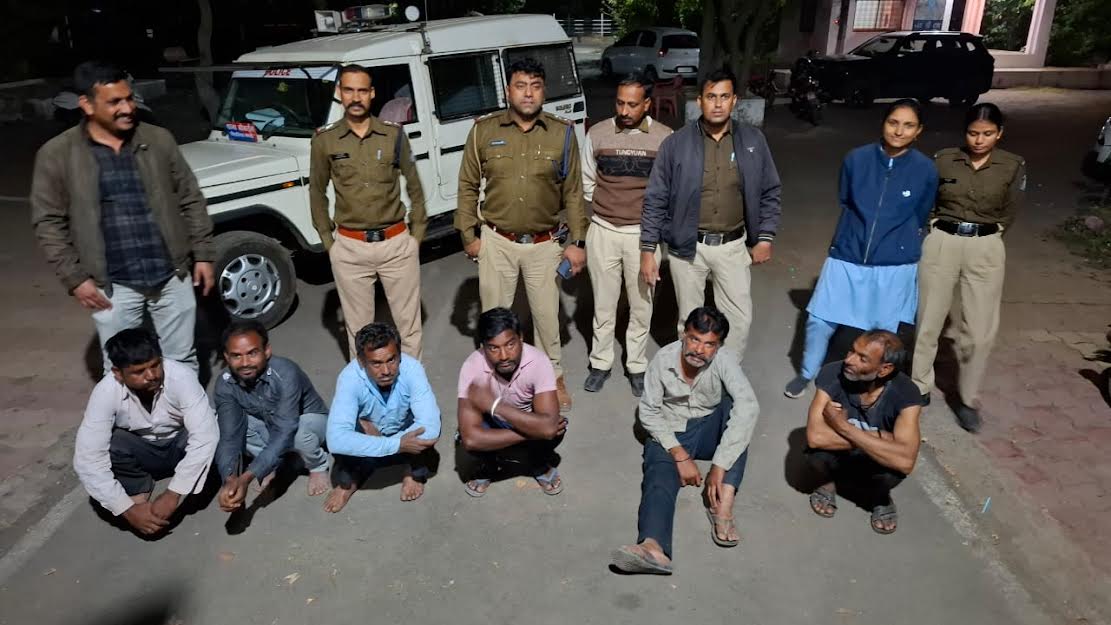 मंदसौर पुलिस कीे कॉम्बिंग गश्त में 500 पुलिसकर्मियों ने रातभर गुंडे, बदमाश और फरार वारंटियों की धरपकड़ की मंदसौर पुलिस कीे कॉम्बिंग गश्त में 500 पुलिसकर्मियों ने रातभर गुंडे, बदमाश और फरार वारंटियों की धरपकड़ की