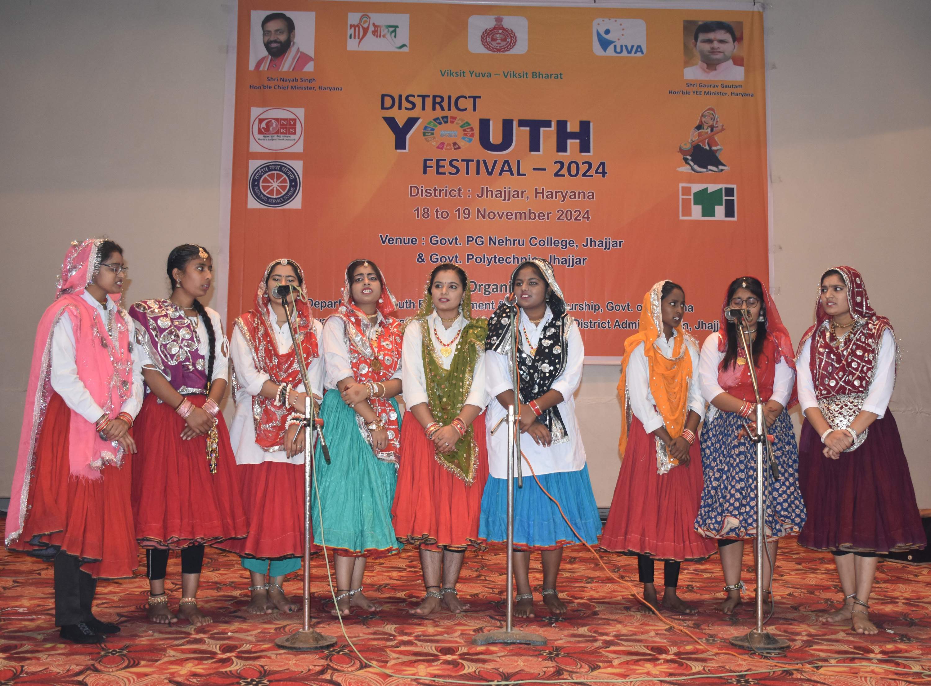 झज्जर स्थित राजकीय नेहरू पीजी कालेज में सोमवार को शुरू हुए जिला स्तरीय युवा महोत्सव में समूह गान की प्रस्तुति देती छात्राएं। झज्जर स्थित राजकीय नेहरू पीजी कालेज में सोमवार को शुरू हुए जिला स्तरीय युवा महोत्सव में समूह गान की प्रस्तुति देती छात्राएं।