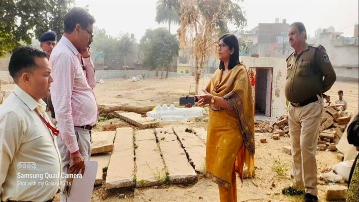रामजानकी मंदिर की जमीन का कलेक्टर ने किया निरीक्षण रामजानकी मंदिर की जमीन का कलेक्टर ने किया निरीक्षण