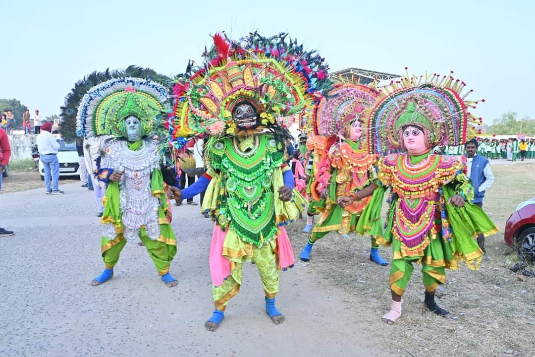 छऊ नृत्य प्रस्तुत करते कलाकार