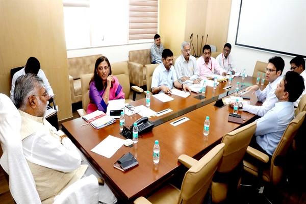 विकास कार्यों की समीक्षा करते हुए मंत्री प्रहलाद सिंह पटेल