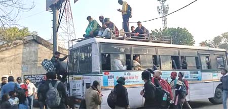 हल्द्वानी रोडवेज में अचानक युवाओं की भारी भीड़ हल्द्वानी रोडवेज में अचानक युवाओं की भारी भीड़
