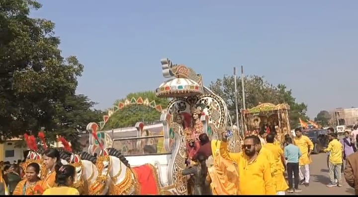 शाेभायात्रा में झाकी शाेभायात्रा में झाकी