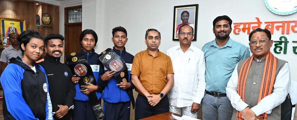 सरगुजा के खिलाड़ियों ने मुख्यमंत्री साय से मुलाकात करते सरगुजा के खिलाड़ियों ने मुख्यमंत्री साय से मुलाकात करते