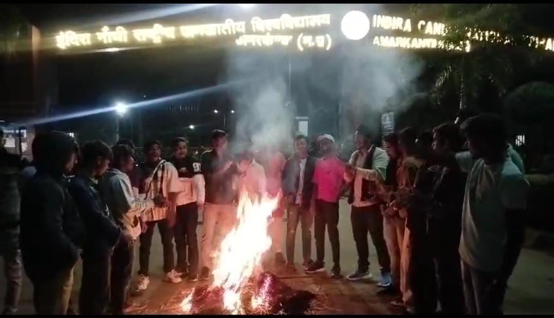ठंड से बचाव के लिए अलाव जलाकर बैठे ठंड से बचाव के लिए अलाव जलाकर बैठे