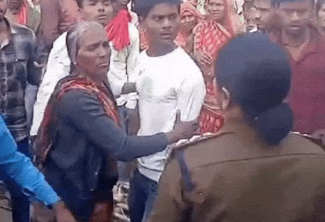 महिला टीआई को युवक ने मारा थप्पड़ महिला टीआई को युवक ने मारा थप्पड़