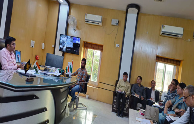 अधिकारियों की बैठक लेते एडीसी डॉ आनंद कुमार शर्मा। अधिकारियों की बैठक लेते एडीसी डॉ आनंद कुमार शर्मा।