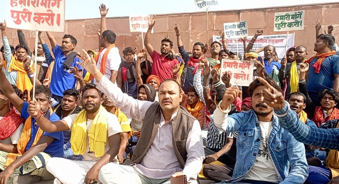 नारेबाजी करते सफाई कर्मचारी नारेबाजी करते सफाई कर्मचारी