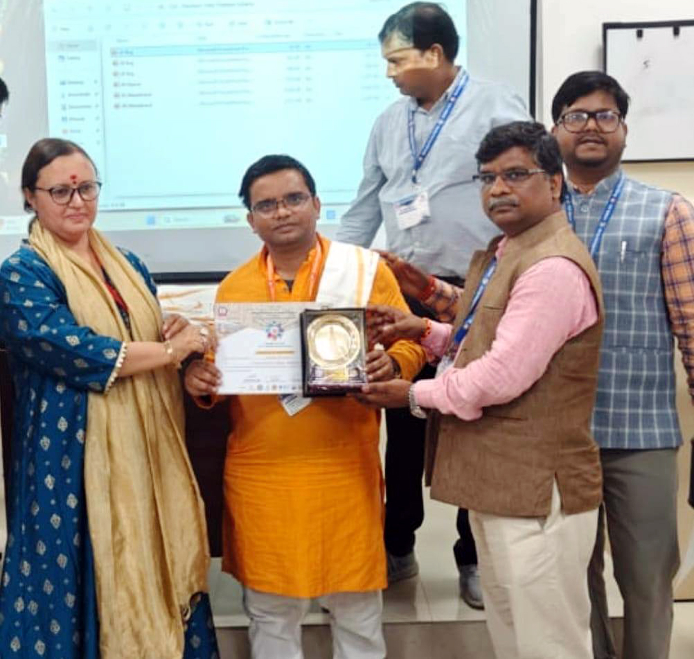 सम्मान प्राप्त करते शोधार्थी अरविंद कुमार। सम्मान प्राप्त करते शोधार्थी अरविंद कुमार।