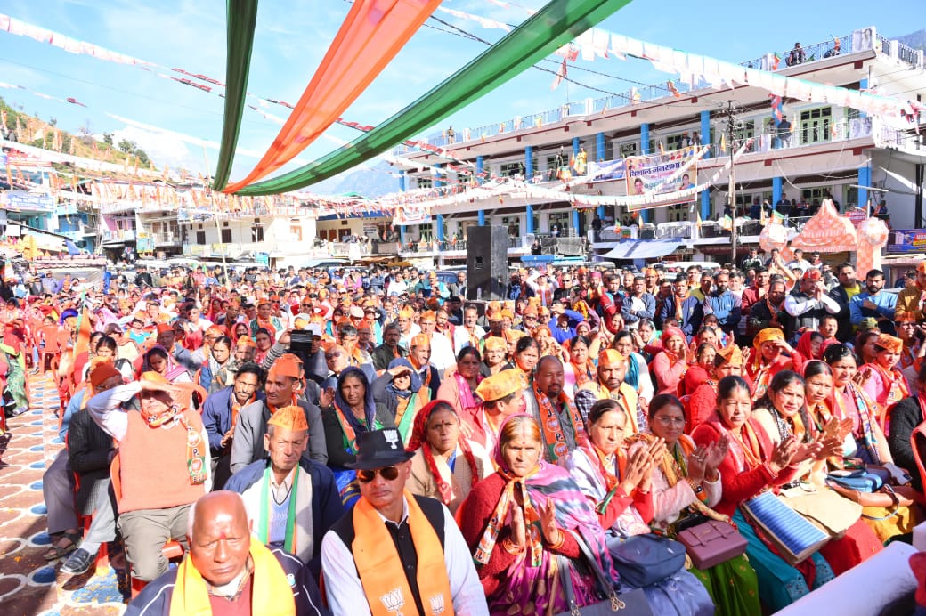 जनता से मिलते धामी जनता से मिलते धामी