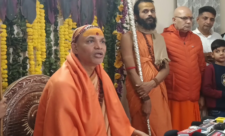 प्रेसवार्ता करते शंकराचार्य स्वामी अविमुक्तेश्वरानंद सरस्वती। प्रेसवार्ता करते शंकराचार्य स्वामी अविमुक्तेश्वरानंद सरस्वती।