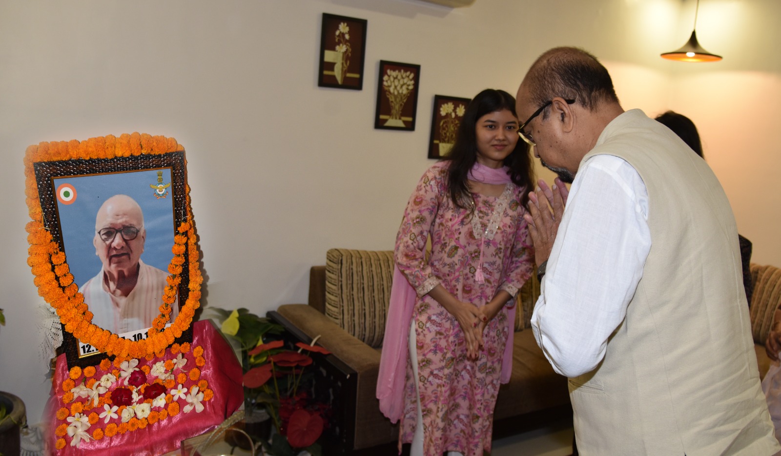 राज्यपाल रमेन डेका विंग कमांडर (सेवानिवृत्त) एमबी ओझा के निधन पर शोक व्यक्त कर उन्हें श्रद्धांजलि दी राज्यपाल रमेन डेका विंग कमांडर (सेवानिवृत्त) एमबी ओझा के निधन पर शोक व्यक्त कर उन्हें श्रद्धांजलि दी