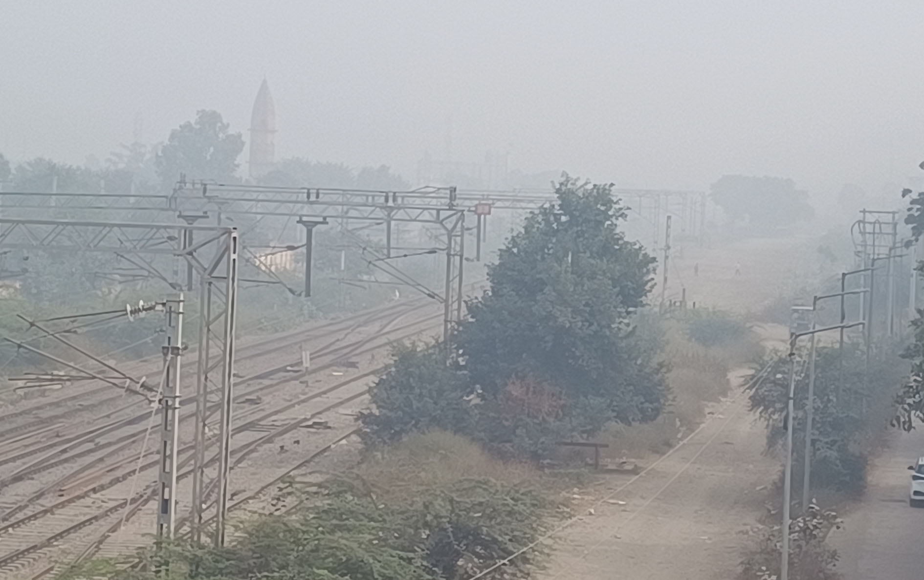 बहादुरगढ़ में रविवार को रेलवे स्टेशन के पास छाया स्मॉग। बहादुरगढ़ में रविवार को रेलवे स्टेशन के पास छाया स्मॉग।