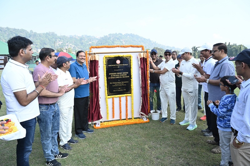 पूसीरे के मालीगांव स्थित अपग्रेड किये गये क्रिकेट स्टेडियम का उद्घाटन करते पीसीरे के महाप्रबंधक चेतन कुमार श्रीवास्तव