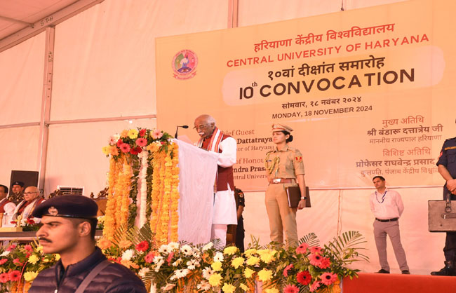 हकेवि महेंद्रगढ़ के दसवें दीक्षांत समारोह को संबोधत करते हुए हरियाणा के राज्यपाल बंडारु दत्तात्रेय हकेवि महेंद्रगढ़ के दसवें दीक्षांत समारोह को संबोधत करते हुए हरियाणा के राज्यपाल बंडारु दत्तात्रेय