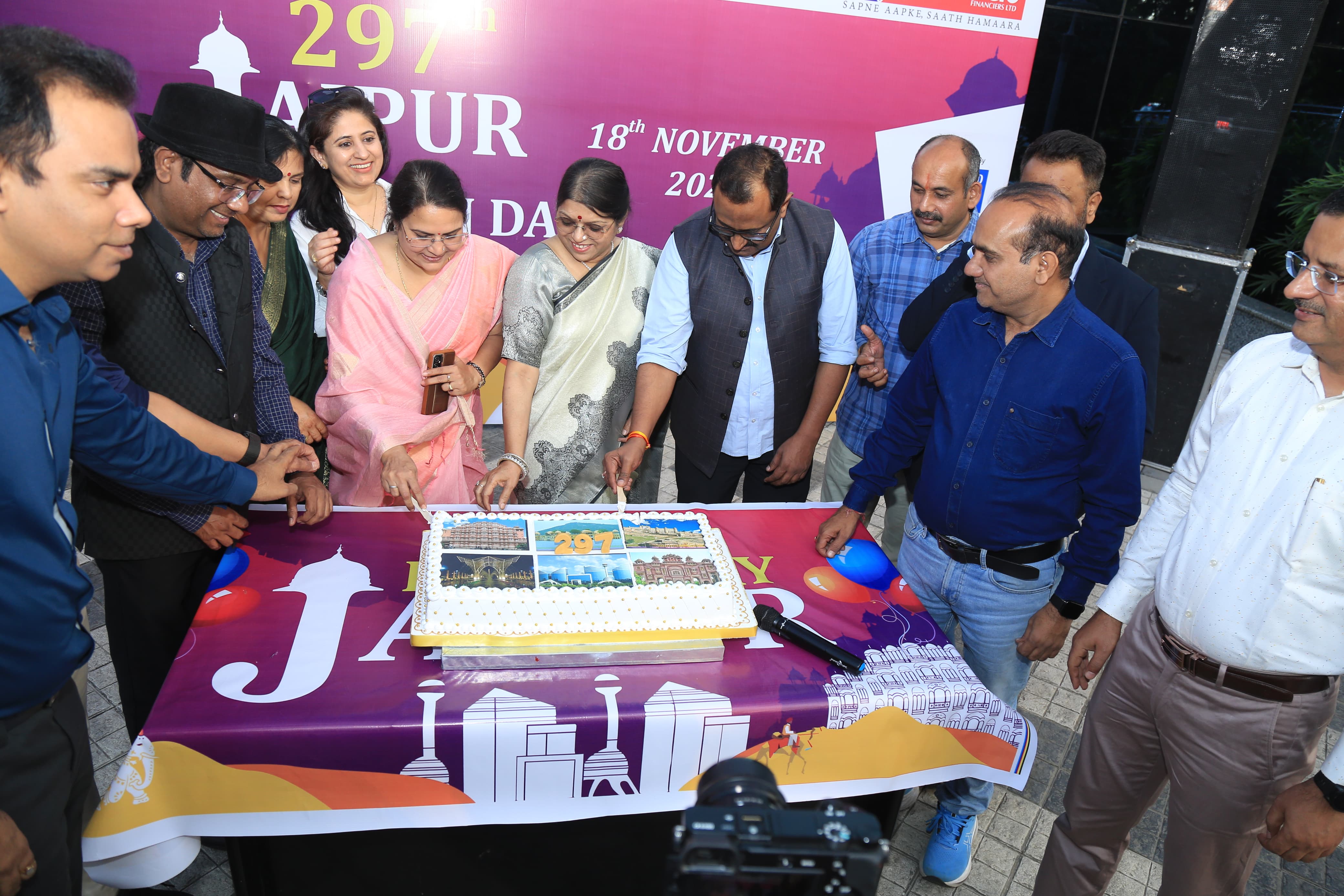एयू जयपुर मैराथन टीम ने केक काटकर मनाया 297वां जयपुर फाउंडेशन डे एयू जयपुर मैराथन टीम ने केक काटकर मनाया 297वां जयपुर फाउंडेशन डे