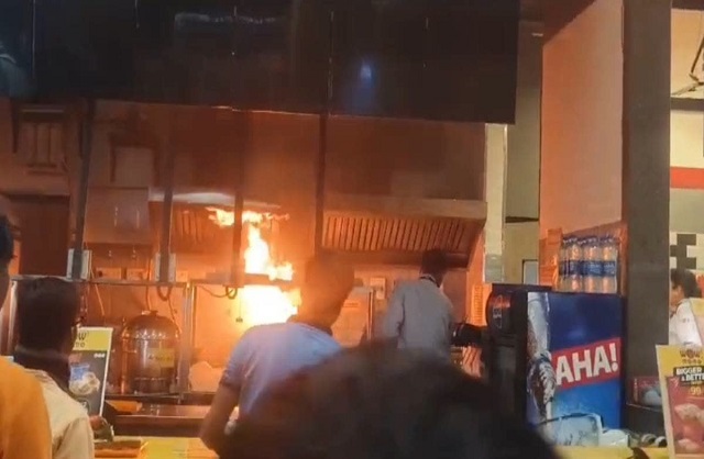 एक्रोपोलिस शॉपिंग मॉल में लगी आग एक्रोपोलिस शॉपिंग मॉल में लगी आग