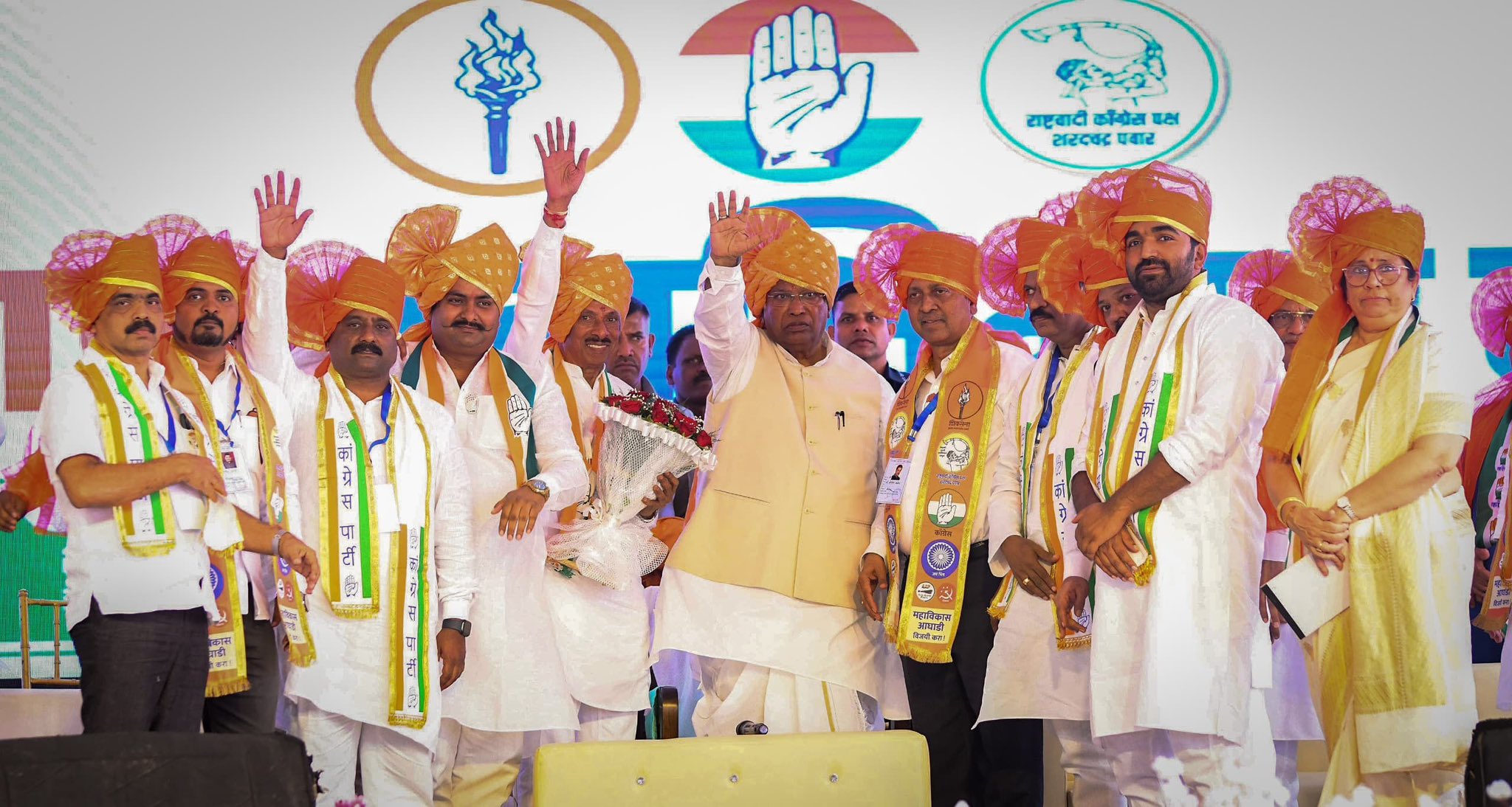 चुनाव सभा के दौरान मल्लिकार्जुन खड़गे। चुनाव सभा के दौरान मल्लिकार्जुन खड़गे।