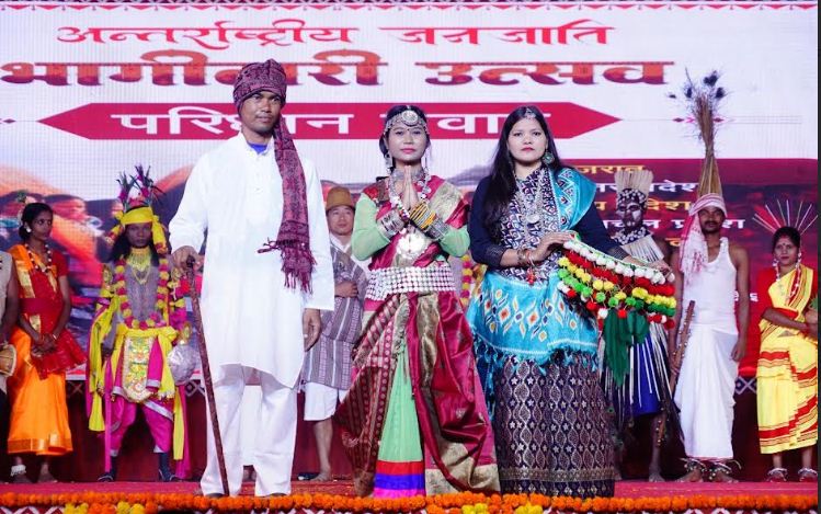 जनजाति भागीदारी उत्सव में नृत्य पेश करते कलाकार जनजाति भागीदारी उत्सव में नृत्य पेश करते कलाकार