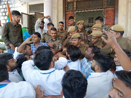 एनएसयूआई ने किया सात सूत्रीय मांगों को लेकर विरोध प्रदर्शन कुलपति कार्यालय का घेराव एनएसयूआई ने किया सात सूत्रीय मांगों को लेकर विरोध प्रदर्शन कुलपति कार्यालय का घेराव