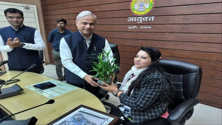 इंदौरः संभागायुक्त ने अंतरराष्ट्रीय पैराप्लेजिक खिलाडी पूजा गर्ग का सम्मान किया इंदौरः संभागायुक्त ने अंतरराष्ट्रीय पैराप्लेजिक खिलाडी पूजा गर्ग का सम्मान किया